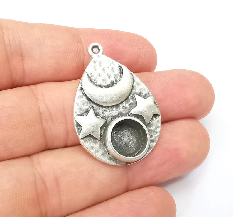 Moon and Star Pendant Bezel, Resin Blank, inlay Mounting, Mosaic Frame Cabochon Base Dry Flower Setting, Antique Silver Plated (10mm) G28566