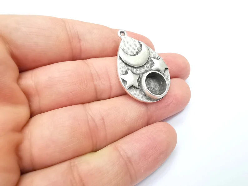Moon and Star Pendant Bezel, Resin Blank, inlay Mounting, Mosaic Frame Cabochon Base Dry Flower Setting, Antique Silver Plated (10mm) G28566