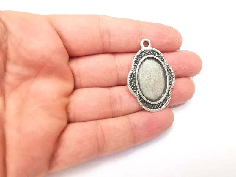 Oval Charm Bezel, Resin Blank, inlay Mounting, Mosaic Pendant Frame, Cabochon Base,Dry Flower Setting,Antique Silver Plated (25x18mm) G28622
