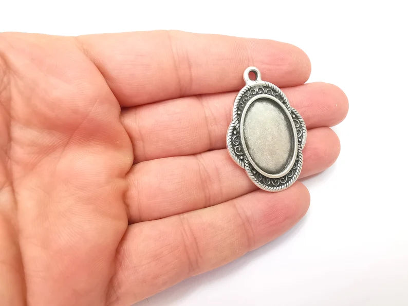 Oval Charm Bezel, Resin Blank, inlay Mounting, Mosaic Pendant Frame, Cabochon Base,Dry Flower Setting,Antique Silver Plated (25x18mm) G28622