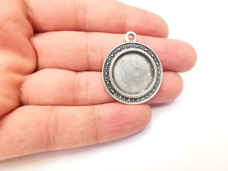Round Charm Bezel, Resin Blank, inlay Mounting, Mosaic Pendant Frame, Cabochon Base, Dry Flower Setting, Antique Silver Plated (20mm) G28624