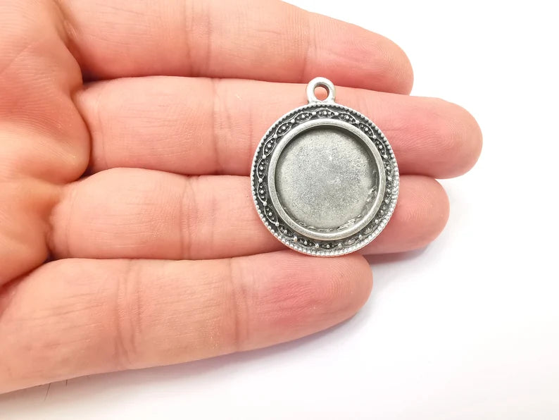 Round Charm Bezel, Resin Blank, inlay Mounting, Mosaic Pendant Frame, Cabochon Base, Dry Flower Setting, Antique Silver Plated (20mm) G28624