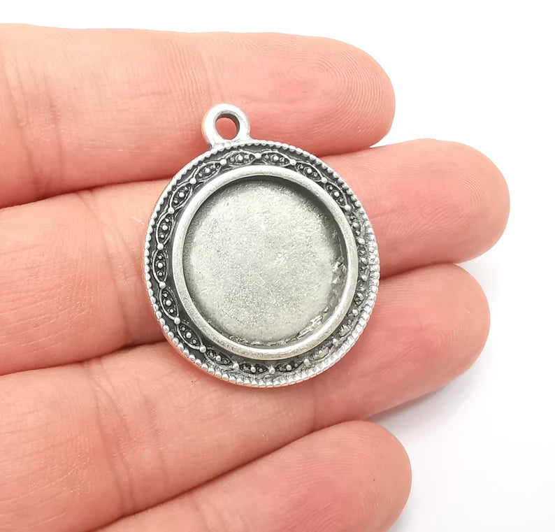 Round Charm Bezel, Resin Blank, inlay Mounting, Mosaic Pendant Frame, Cabochon Base, Dry Flower Setting, Antique Silver Plated (20mm) G28624
