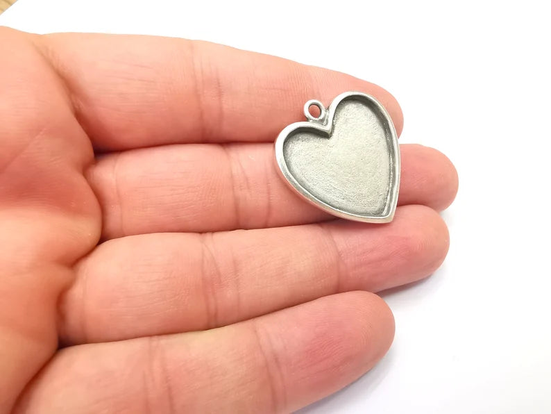 Heart Charm Bezel, Resin Blank, inlay Mounting, Mosaic Pendant Frame, Cabochon Base,Dry Flower Setting,Antique Silver Plated 25x25mm G28464