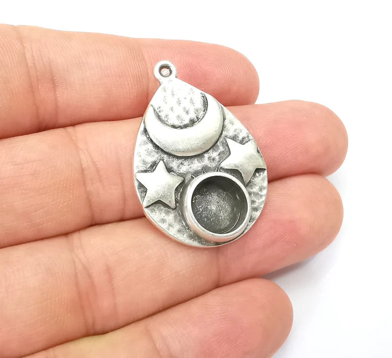 Moon and Star Pendant Bezel, Resin Blank, inlay Mounting, Mosaic Frame Cabochon Base Dry Flower Setting, Antique Silver Plated (10mm) G28566