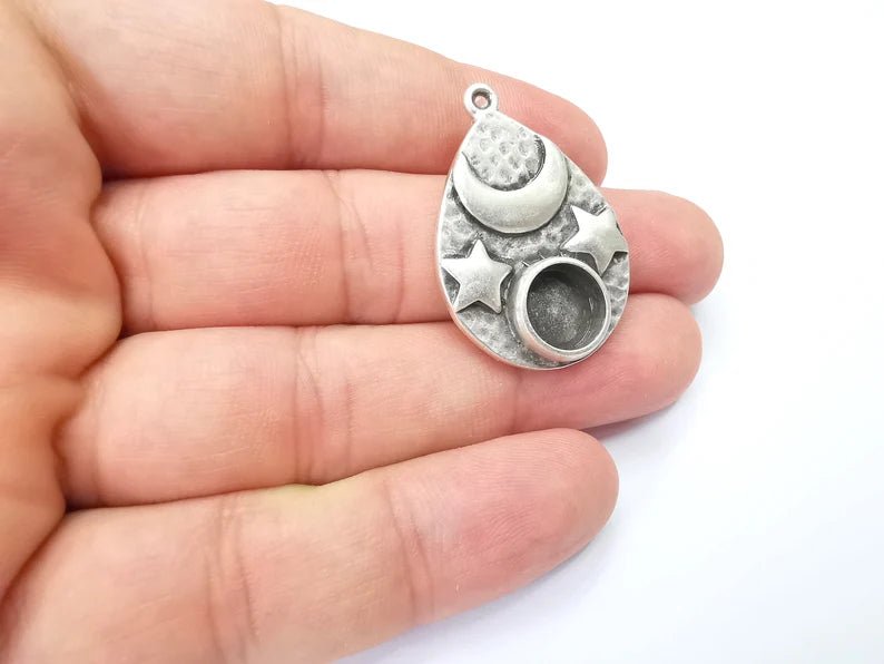 Moon and Star Pendant Bezel, Resin Blank, inlay Mounting, Mosaic Frame Cabochon Base Dry Flower Setting, Antique Silver Plated (10mm) G28566
