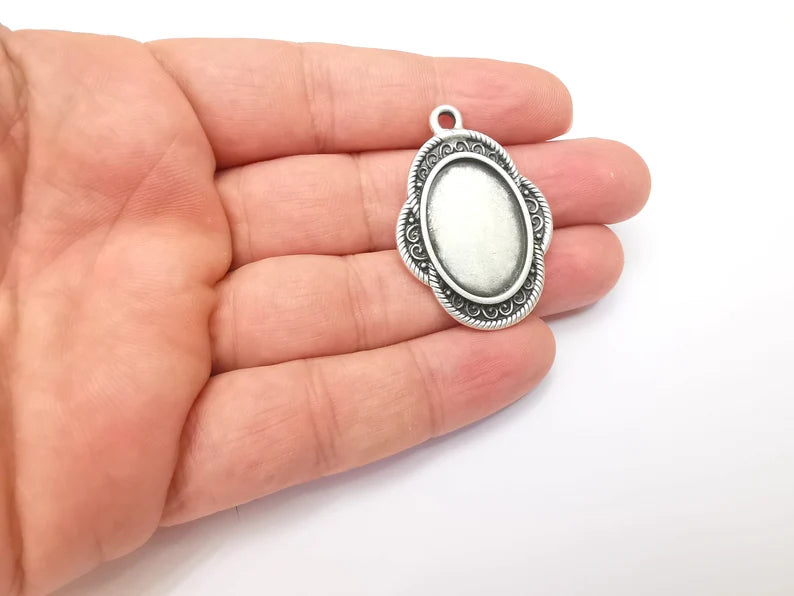 Oval Charm Bezel, Resin Blank, inlay Mounting, Mosaic Pendant Frame, Cabochon Base,Dry Flower Setting,Antique Silver Plated (25x18mm) G28622