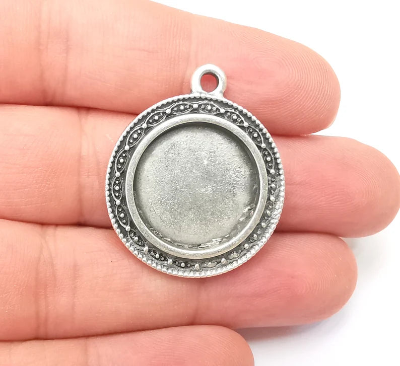Round Charm Bezel, Resin Blank, inlay Mounting, Mosaic Pendant Frame, Cabochon Base, Dry Flower Setting, Antique Silver Plated (20mm) G28624