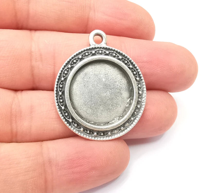 Round Charm Bezel, Resin Blank, inlay Mounting, Mosaic Pendant Frame, Cabochon Base, Dry Flower Setting, Antique Silver Plated (20mm) G28624