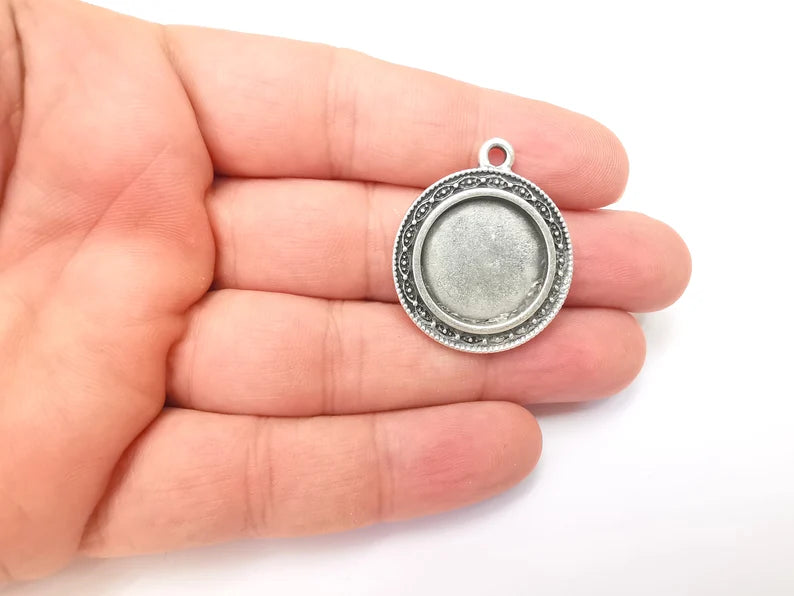 Round Charm Bezel, Resin Blank, inlay Mounting, Mosaic Pendant Frame, Cabochon Base, Dry Flower Setting, Antique Silver Plated (20mm) G28624