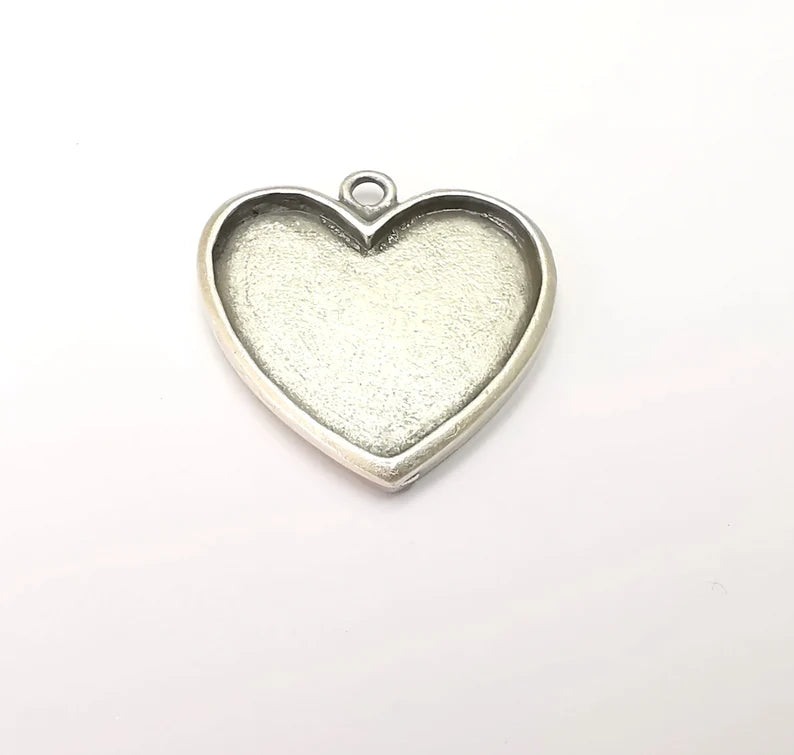 Heart Charm Bezel, Resin Blank, inlay Mounting, Mosaic Pendant Frame, Cabochon Base,Dry Flower Setting,Antique Silver Plated 25x25mm G28464