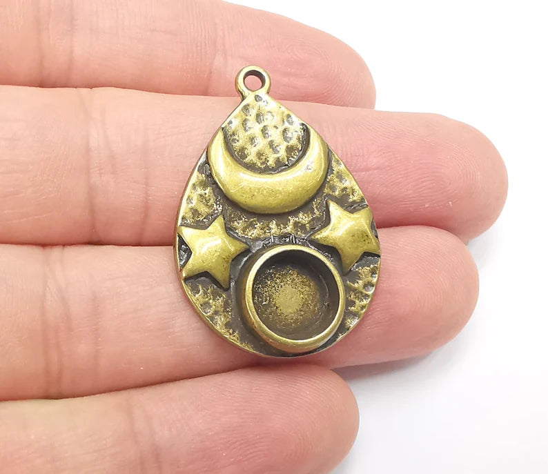 Moon and Star Pendant Bezel, Resin Blank, inlay Mounting, Mosaic Frame Cabochon Base Dry Flower Setting, Antique Bronze Plated (10mm) G28639