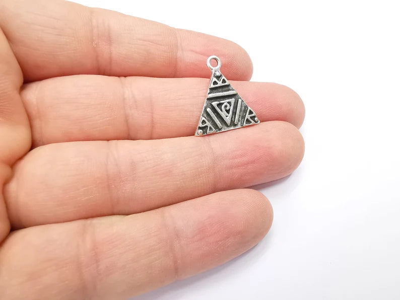 5 Unique Triangle Silver Charms, Antique Silver Plated (21x19mm) G29134