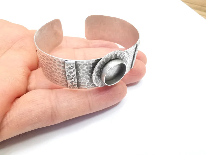 Round Hammered Bracelet Bezel Blank Resin Bezel Cabochon Cuff Base Adjustable Antique Silver Plated Brass (14mm Bezel) G29676
