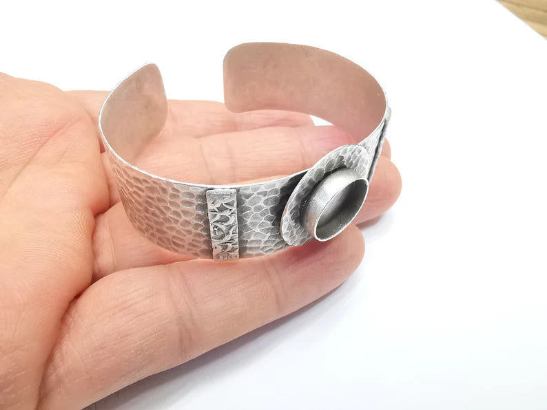 Round Hammered Bracelet Bezel Blank Resin Bezel Cabochon Cuff Base Adjustable Antique Silver Plated Brass (14mm Bezel) G29676