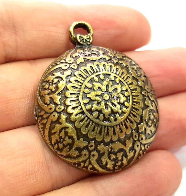 Antique Bronze Medallion Pendant (35mm) G9785
