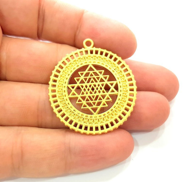 Gold Medallion Pendant Gold Plated Metal (36mm)  G14301