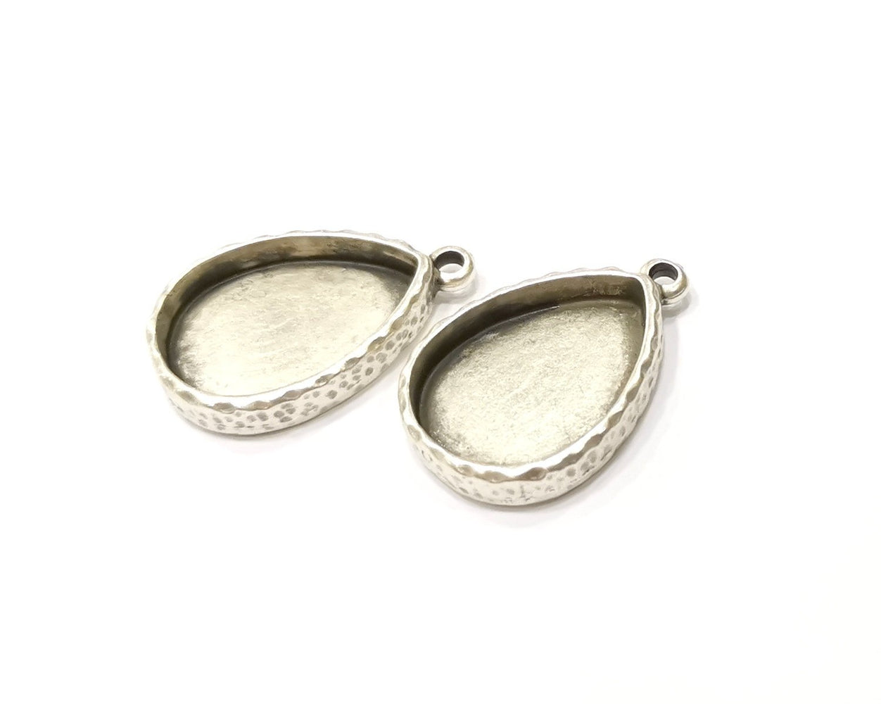2 Silver Hammered Base Blank inlay Blank Pendant Base Resin Blank Mosaic Mountings Antique Silver Plated Metal (25x18mm blank )  G16792