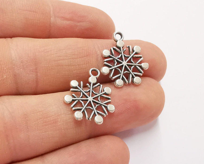 10 Snow Flake Charms Antique Silver Plated Charms (20x16mm) G26315