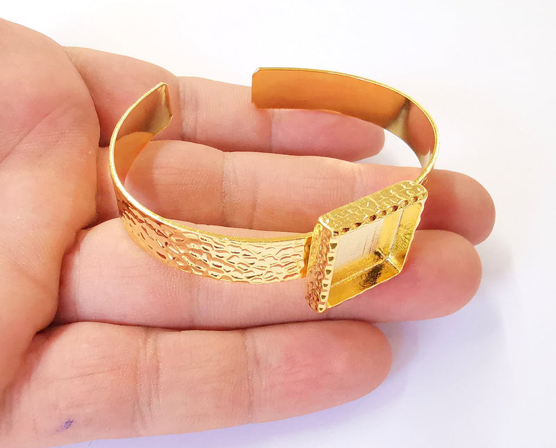 Bracelet blank Resin cuff Dry flower inlay blank Cuff bezel Glass cabochon base Hammered adjustable Shiny gold plated (16x16mm ) G23411