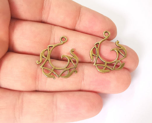 8 Antique bronze charms Antique bronze plated charms (25x22mm)  G23594