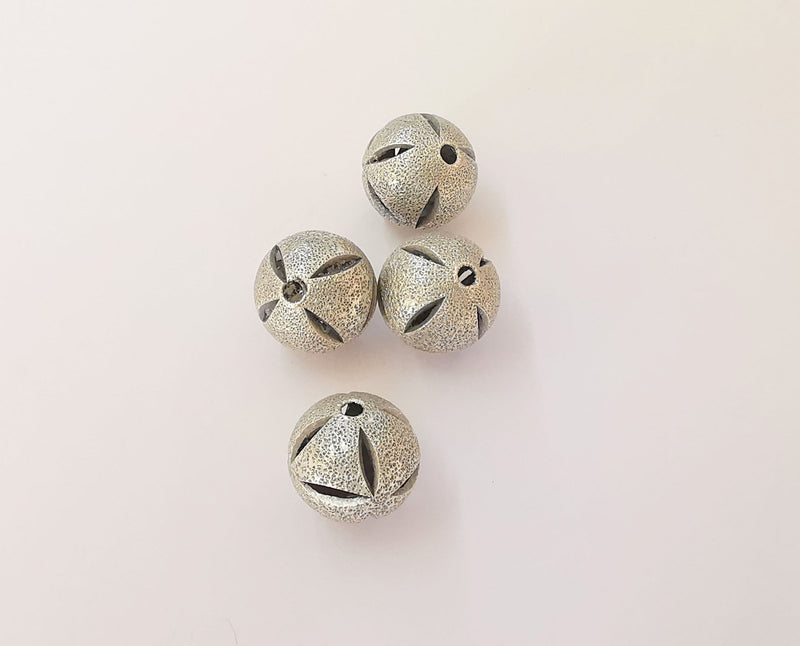 4 Silver round beads Antique silver plated brass beads (12mm) G23751