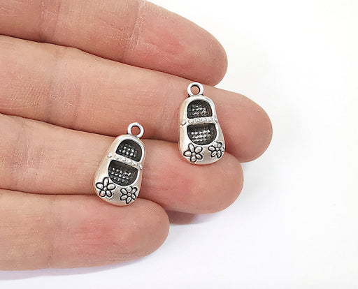 4 Children&#39;s shoes charms Antique silver plated charms (20x11mm)  G24108