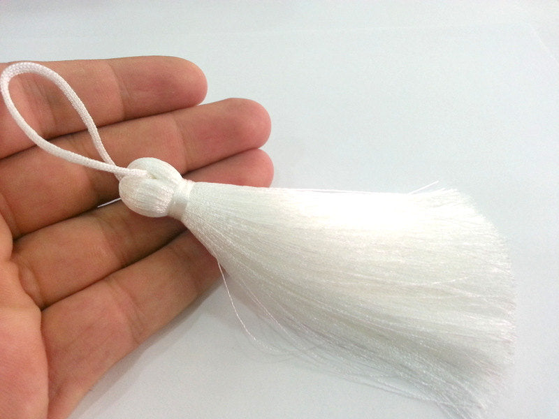 White Tassel ,  Large Thick   113 mm - 4.4 inches   G12237