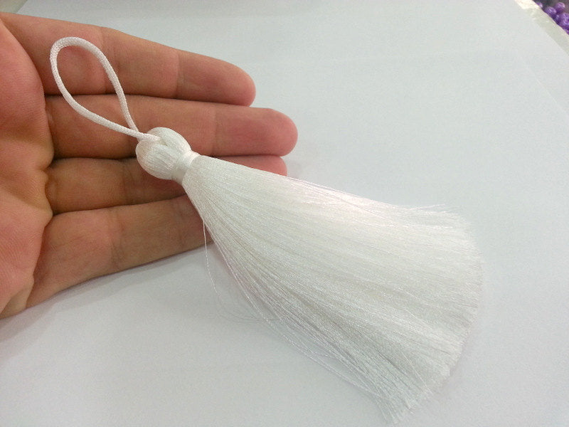 White Tassel ,  Large Thick   113 mm - 4.4 inches   G12237