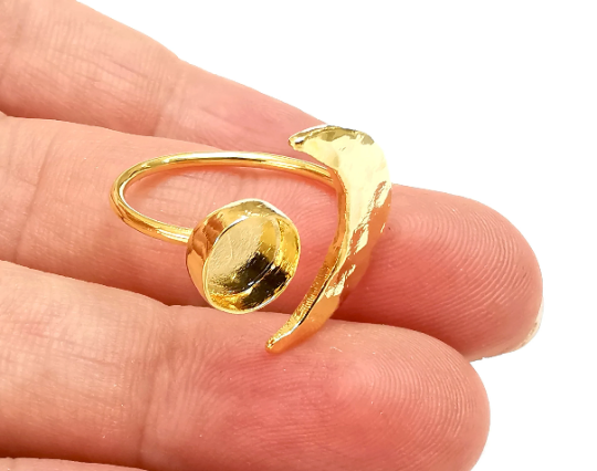 Crescent Moon Hammered Ring Blank Base Bezel Settings Cabochon Base Mountings Adjustable , Shiny Gold Plated Brass (8mm Blank) G28200