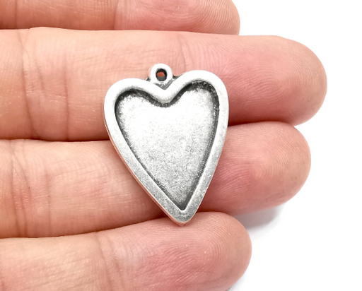Heart Pendant Bezels, Resin Blank, inlay Mountings, Mosaic Frame, Cabochon Bases, Dry Flower Settings, Antique Silver Plated (21x17mm)G28442